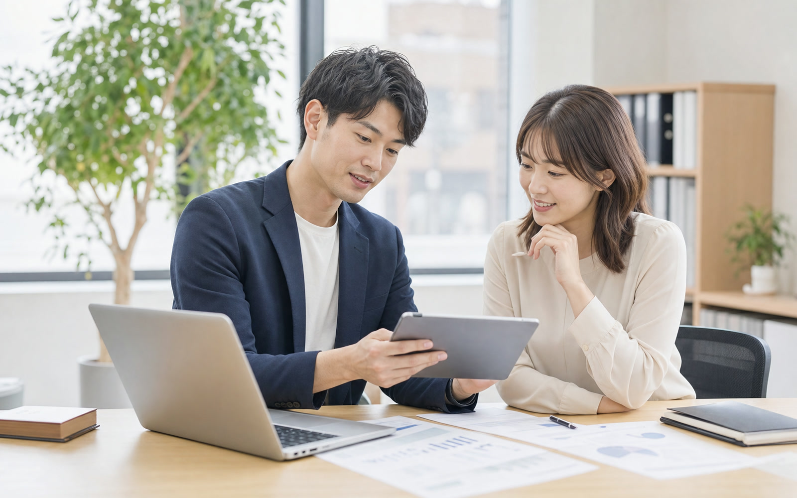 ビジネスチームがタブレットでPDF書類を確認
